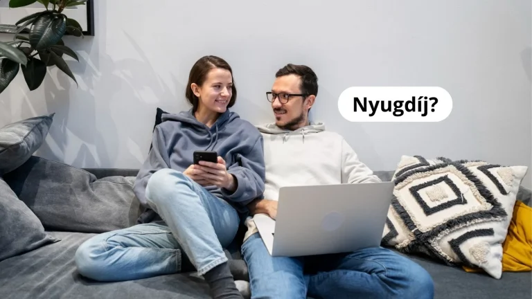 Fiatal pár a nyugdíját tervezi laptoppal a kezükben, otthon