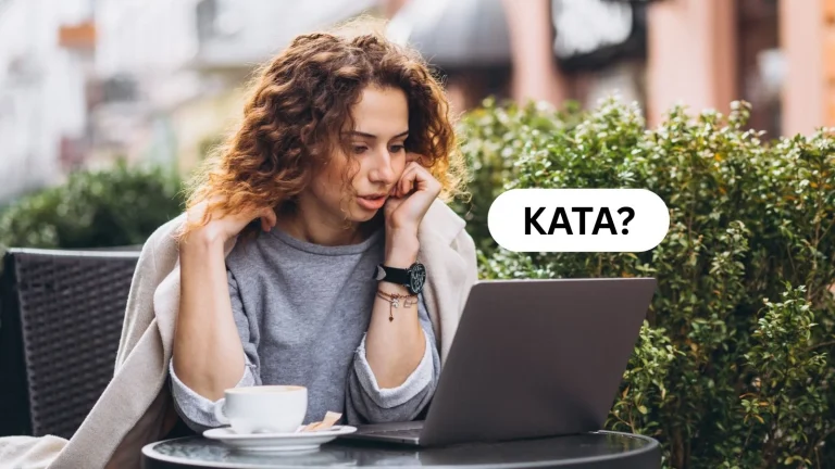 Egy katás vállalkozó egy kávézóban a laptopja előtt tájékozódik