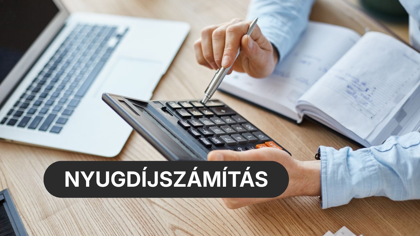 Egy laptop mellett számolják a várható nyugdíjat